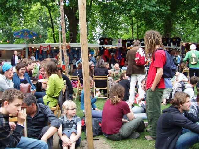 屋台がたくさん出てて、みんな芝生にゴロゴロしながら<br />ごはん食べれます。<br />家族連れが多くて、アットホームな祭りです。<br /><br />スカパラメンバーもうろうろしてて、声をかけたら一緒にお茶してくれました〜♪