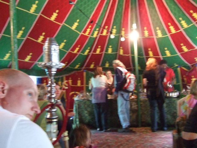 でかいテントがありまして、中でシーシャ（水タバコ）を吸いながらローズミントティー（激甘）を楽しめます。<br />あやしい雰囲気にわくわく♪