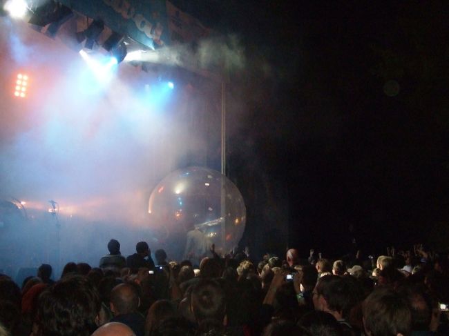 ライブは夜の2時くらいまで。<br />最後のFLAMING LIPS、おもしろかった！！<br />