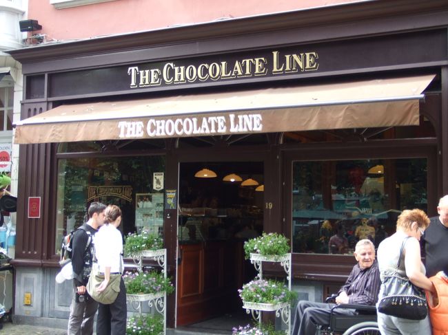 ブルージュでチョコを買うなら『Chocolate　Line』へ！<br /><br />普通のプラリネ系のお店が多い中、こちらはフレーバーに凝っていて楽しい。<br />特にワサビやカレー、ラベンダーなんかは、斬新だけど控えめ、うるさすぎない味がかなり日本人好みだと思う！<br />近所にあったら毎日行っちゃうよーー