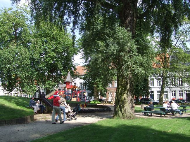 もう夜9時くらいなんですけど、公園で子どもが遊んでる、、、