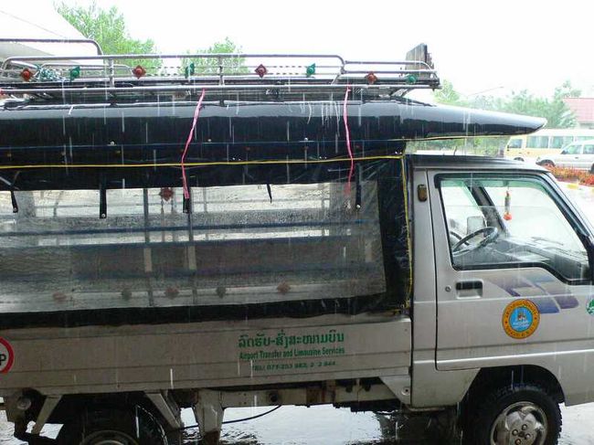 ルアンパバーンに着くと、この通りの土砂降り。<br />タラップを降りたところで傘を借り、歩いて入国審査の建物へ入る。<br /><br />飛行場は狭く、今乗ってきたベトナム航空の機体だけ。なんてのどかな空港。<br /><br />空港から唯一の交通手段である写真のトゥクトゥクに乗り、町の中心地へと向かう。