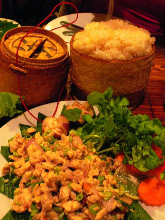 メインストリートにあるサッカリンゲストハウスで2泊することに決める。<br /><br />部屋に荷物を置き、すぐさま疲れた体を癒しに近くのマッサージ屋へ向かう。<br /><br />オイルマッサージ、ハーバルスチーム、スクラブで計２時間で１２ドル。<br /><br />夕食は鶏と野菜をハーブ入れて炒めたラープとラオスの主食であるもち米カオニャオ、そして鶏のレモングラス炒め。<br />今夜は鶏尽くし。<br /><br />