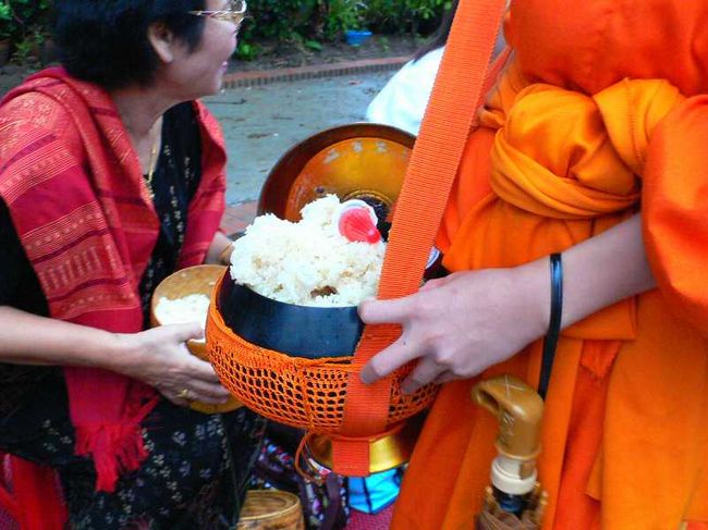 最後尾の若い僧の鉢のなかに、おじさんの一人が残ったご飯を丸ごと入れちゃった。<br />おいおい、こんなに山盛りどうするよ･･･<br /><br />子供たち（多分食べるものに困っていそうな）の持つ器におすそ分けされてました。