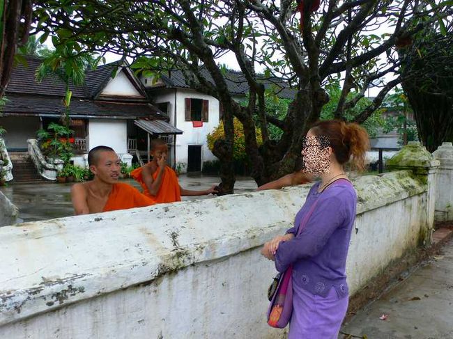 お坊さんと談笑する友人。<br />モン族のヴォンさんはとってもフレンドリーで、英語、フランス語、日本語、韓国語を勉強し、そのために毎日睡眠時間は４時間という勤勉家。<br /><br />ここで日本語で話しかけてくるお坊さんがいたら、きっと彼ですよ。英語も完璧です。<br /><br />町中のインターネットカフェでは、ネットをする僧の姿をたくさん見かけた。一日２〜３時間することも少なくないんだとか。