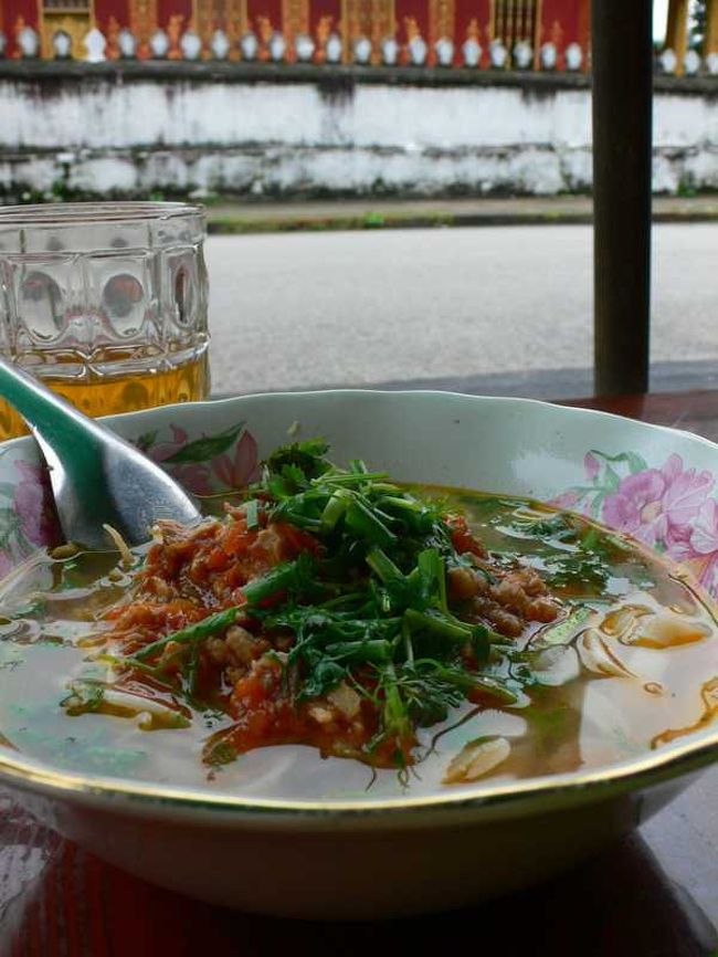 今朝はカオピヤック(麺入りスープ)を食べようと思い、有名なお店を訪ねるとお休みらしい。今日は日曜だ。<br /><br />少し歩くと営業中のカオソーイ屋を見つける。よし、今朝はこれだ。<br />朝からピリ辛ひき肉入りのカオソーイ。しつこくなくて美味い。