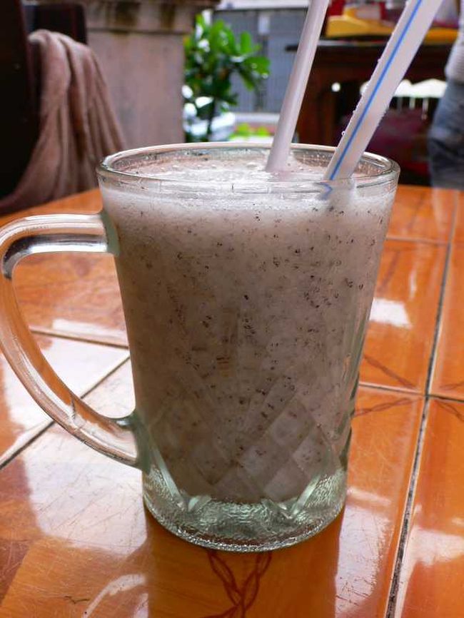 ドラゴンフルーツのシェイク。<br /><br />フレッシュフルーツと氷と砂糖をたっぷり入れミキサーでシェイク。おいしけれどちょっと甘い。<br /><br />今度はお砂糖抜きにしてもらおう。