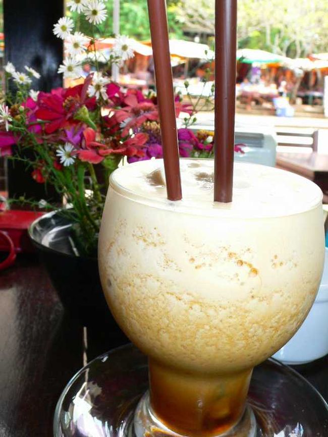 バザールの向かいにある欧米人だらけの洒落たカフェで、エスプレッソフラペチーノを飲む。<br />さっき食べたサンドイッチより高かった。