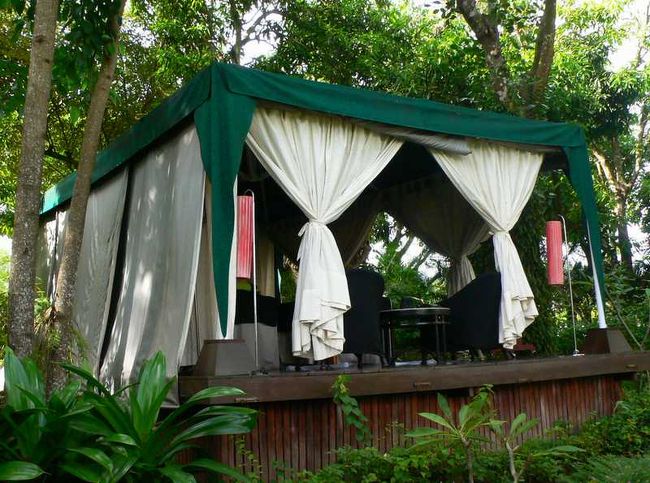 午後は、メイン通りから少し離れた場所にあるアンサナスパへ行く。<br /><br />レンタサイクルで格好良く乗り込む私たちに、門衛さんがウィンクで迎えてくれる。<br /><br />モルディブでお世話になって以来、お気に入りのアンサナ。スパエリアに入ると、表通りの喧騒から逃れ、音楽とアロマの香に癒される。<br />