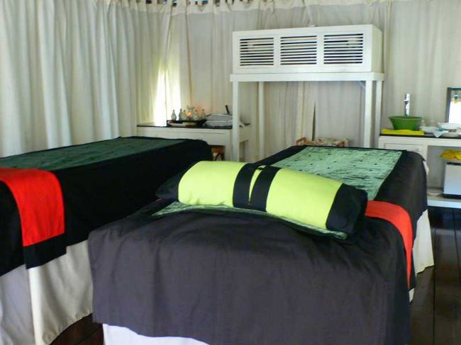 Soleilという９０分のフェイシャルマッサージを受ける。<br /><br />ベットにうつ伏せに寝転がると、エステティシャンのお姉さまから、フェイシャルなので仰向けになさってください、と言われる。<br />