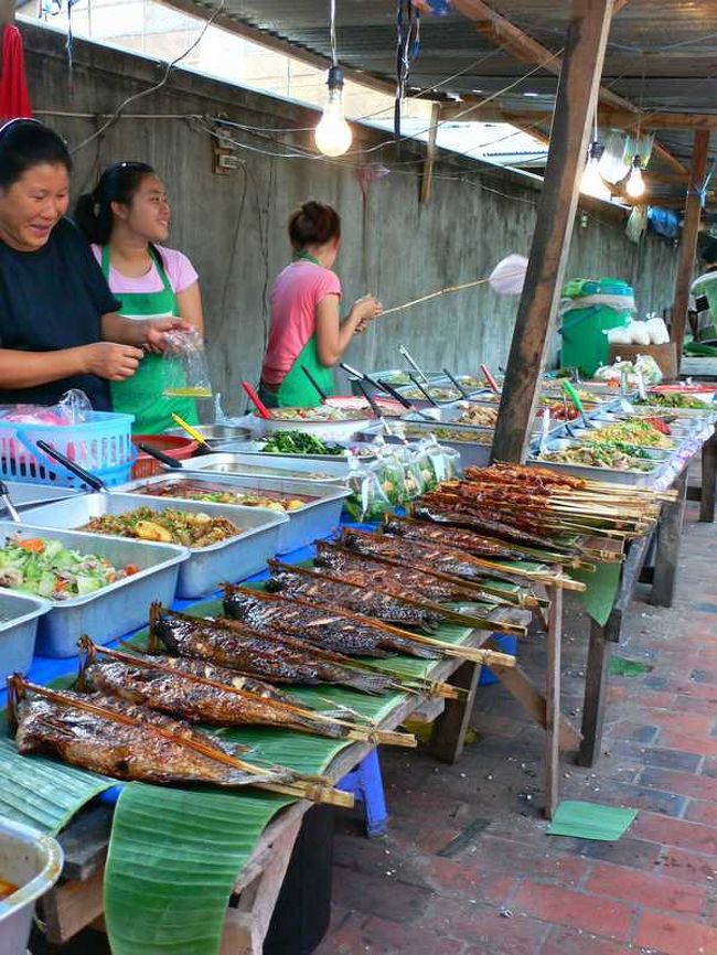 マーケットの近くにあった屋台。<br />夕方になると次々とオープンする。<br /><br />今夜の夜飯をここで色々と調達する。<br /><br />