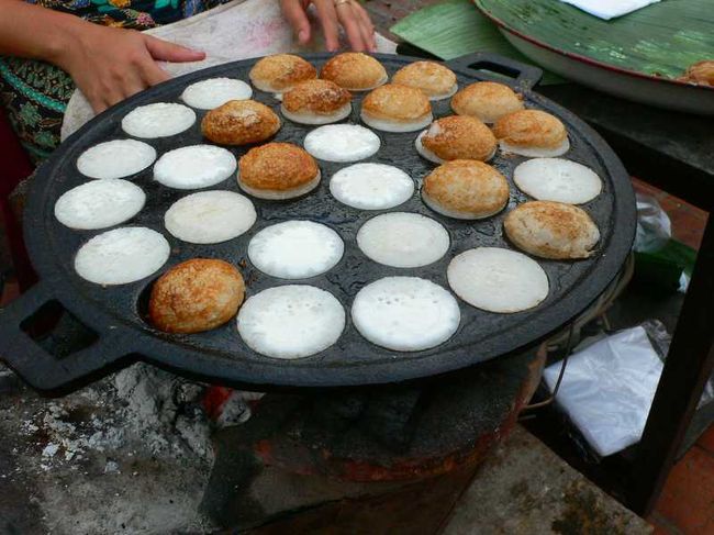 お、これはたこ焼き器ではないか！関西人の必需品。<br /><br />焼かれていたのはココナッツ味のケーキ。いくつか購入し食べた、甘くてうま〜い♪<br /><br />何を食べてもおいしく感じるのって、とっても幸せなことを今更ならが実感する。