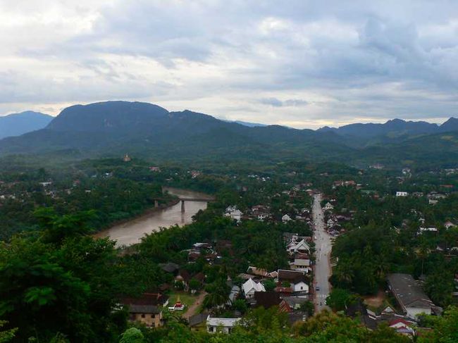 曇っていて夕日が拝めなさそうだったけれど、町中の小高い丘プーシーに登る。<br /><br />こうやって見ると、ルアンパバーンって凄い山の中にあるんだなあ。