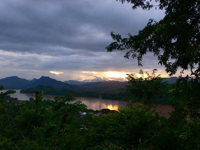 かろうじて光だけが見えた。<br /><br />久しぶりに雨が上がり、プーシーの頂上は満員御礼。