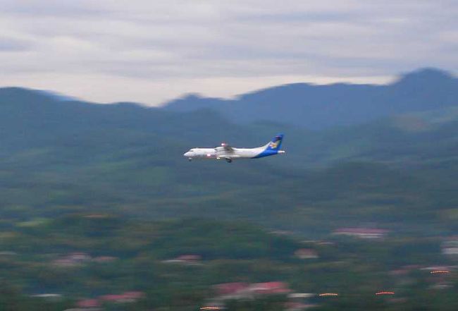 ブーンと音を立てて目の前をラオス航空の機体が飛んでいく。<br /><br />下山途中に、ラオス人の大学生が話しかけてくる。<br />よかったら友人のお坊さんのところへ遊びに行かない？