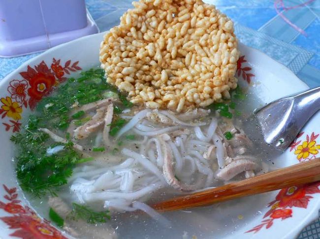 昨日お休みだったカオピヤック屋さん。７時半から店を開けるというので、それまでお坊さんと談笑。<br />この日10月8日は教師の日（ウズベクにもあった）で学校はお休みだという。<br /><br />ラオス風煮込みうどんのカオピヤックのスープはあっさりしている。おこしと一緒にいただく。