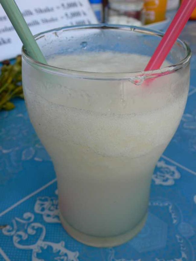 飲み収めのシェイクは洋ナシ味で。<br />砂糖抜きでお願いした。<br /><br />さわやかな味で汗がすっとひいていきました。