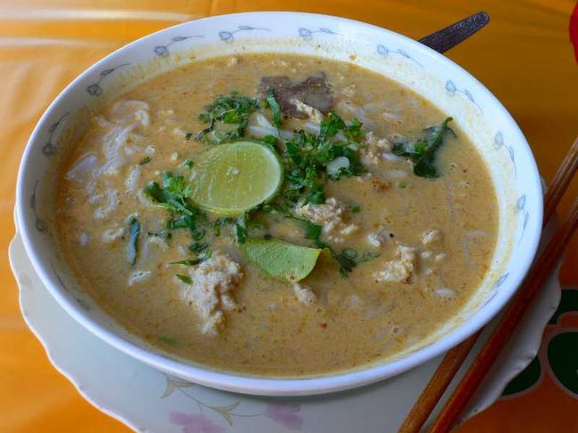 最後のランチはココナッツスープヌードル。<br />見た目はおいしそうですが･･･まずい。<br />スープが薄すぎる。<br /><br />最後の最後にしてやられました。<br />