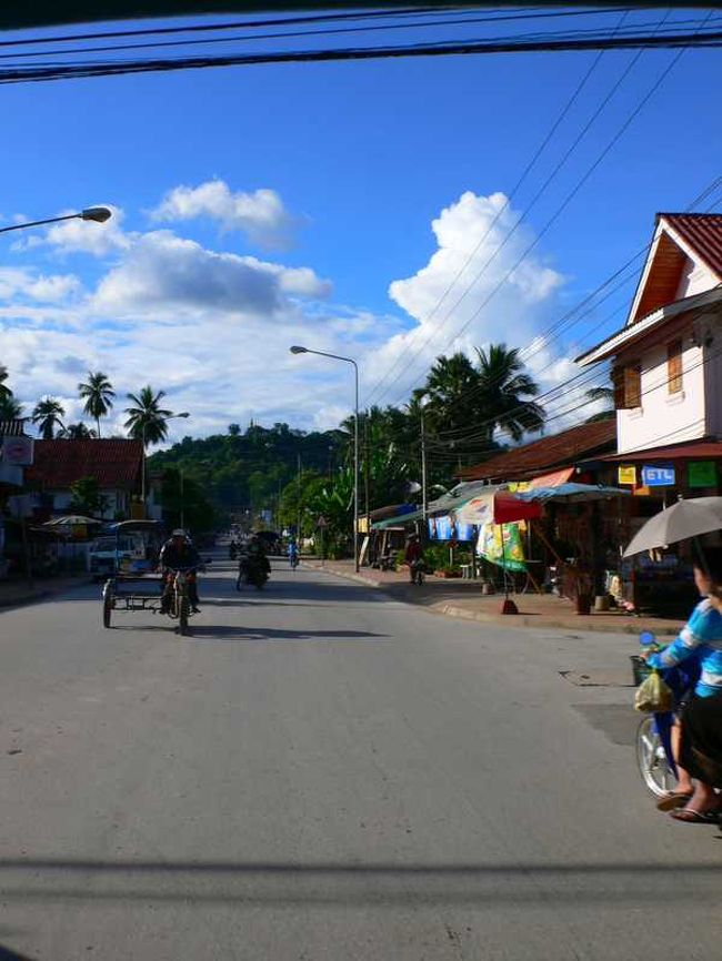 残ったkipでバザールで揚げバナナのお菓子を買い、トゥクトゥクで空港へと急ぐ。<br /><br />入国審査も手荷物検査もあっという間に終わり、ラオスにお別れ。