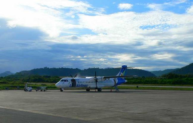 お花柄がかわいいラオ航空。<br />あるトラベラーさんの体験だと、乗客が少なければフライトキャンセルされ、乗客がそろうと時間前でも飛び立ってしまうそうです。すごいよ、ラオス航空！<br /><br />今日は飛行機が２機もいて、ルアンパバーン空港は大繁盛。<br />これからハノイへ向かいます。<br /><br />さようなら、ラオス。一年以内に戻ってきます！ 