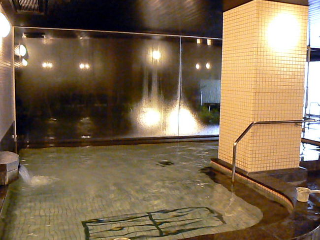大きな窓の大浴場内湯