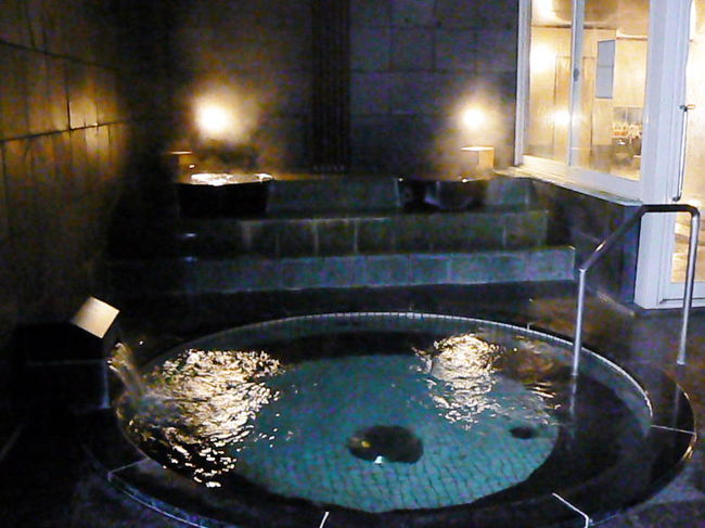 改装されてお洒落に生まれ変わった露天風呂　<br />奥には壷風呂があります