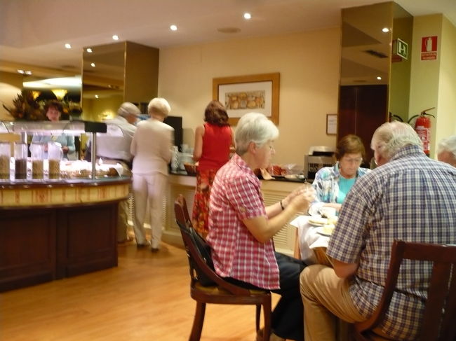 朝食も充実していて、生ハムも（イベリコではあり<br />ません）メロンもあります。