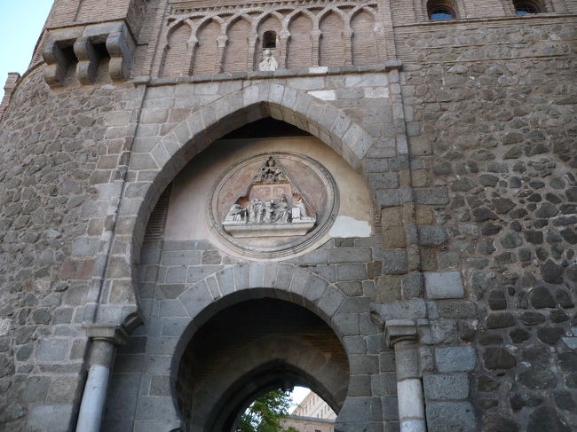 プエルタ・デ・ソル、スペイン語のパンフレットに<br />よると、２人の女の人がお皿に乗せた首をもってい<br />る、その首は役人フェルナンド・ゴンサーレス、彼<br />が皿を持っている女の人を犯したため、フェルナン<br />ド３世がみせしめの為打ち首にして、プエルタ・デ<br />・ソルに法と正義を表すため刻ませたと書いてあり<br />ます。