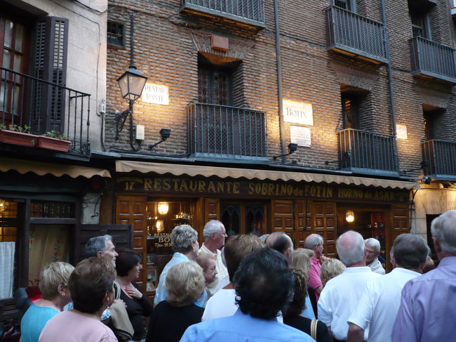 マドリー最後の夕食をボティンで、２階のヘミング<br />ウェイの席をやめて、前回来店した時の席（地下）<br />一番奥の席を予約、美味しいコチニージョアサドを<br />ボティン特製のサングリーアで戴きました。