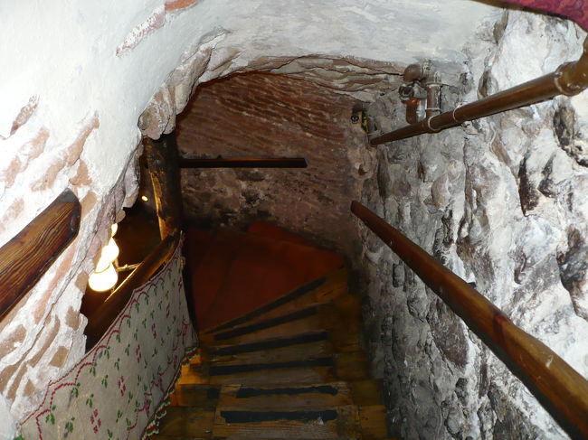 この階段を下りたところが地下の席です。