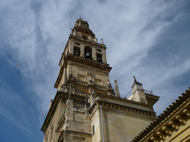 ミナレットの下でビジェテ（入場券）を購入、団体<br />さんの多いこと。