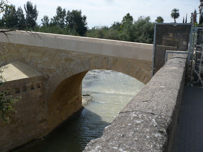 残念ながらローマ橋工事中。
