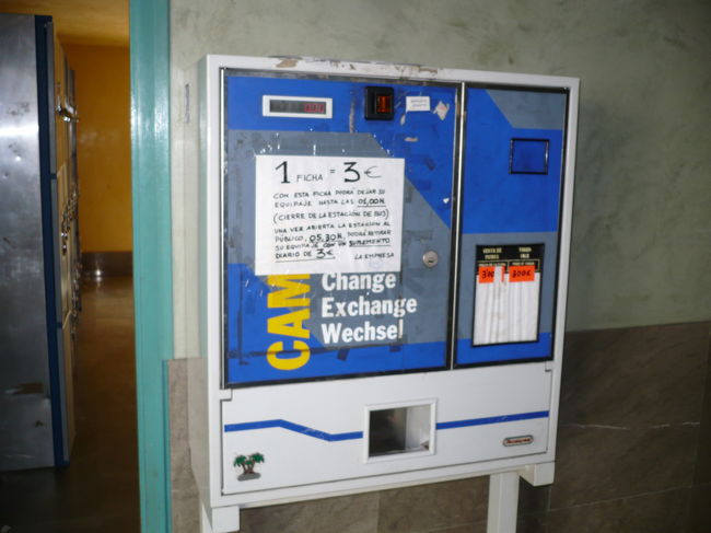 コインロッカーの入り口にこの機械があります。<br />機械に３エウロを入れると、波型のコインが出ます<br />このコインでロッカーが使用できます。