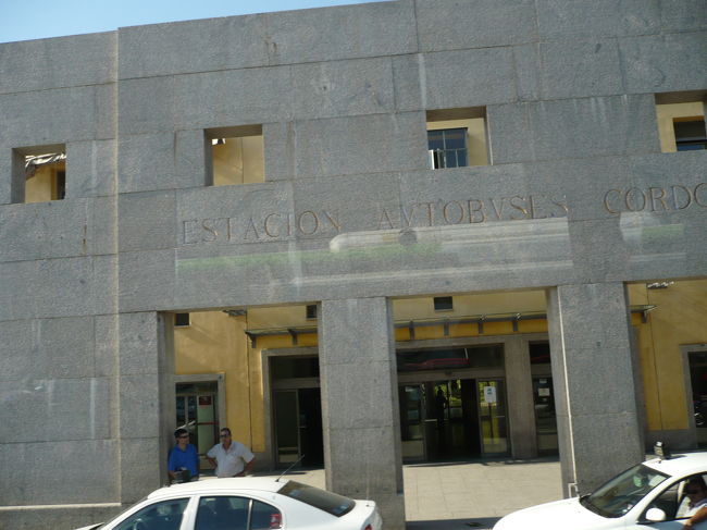 歩き疲れた為、セビージャまでブスで移動する事に<br />変更、ビジェテを購入。