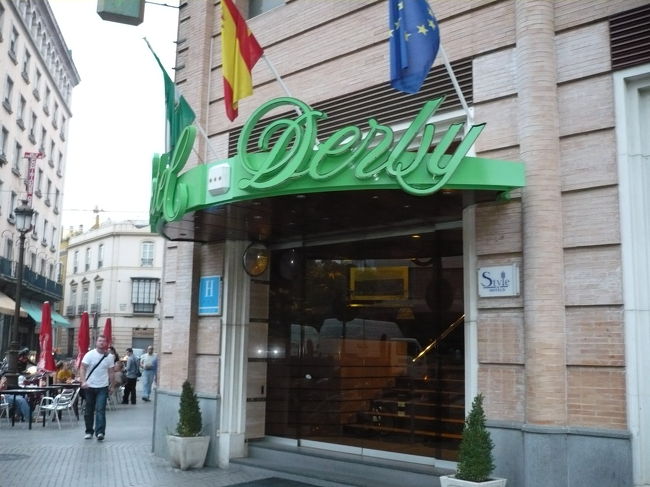 オテル・デルビーこのホテルはセントロにあり<br />カジェ・アルフォンソＸＩＩとカジェ・シエルペス<br />の交差する所にあるので周りはＢＡＲだらけ、カテ<br />ドラルまで歩いて５分、３星１泊８０エウロ