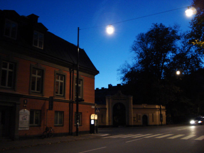 市庁舎前の通り。早く帰らなきゃ。