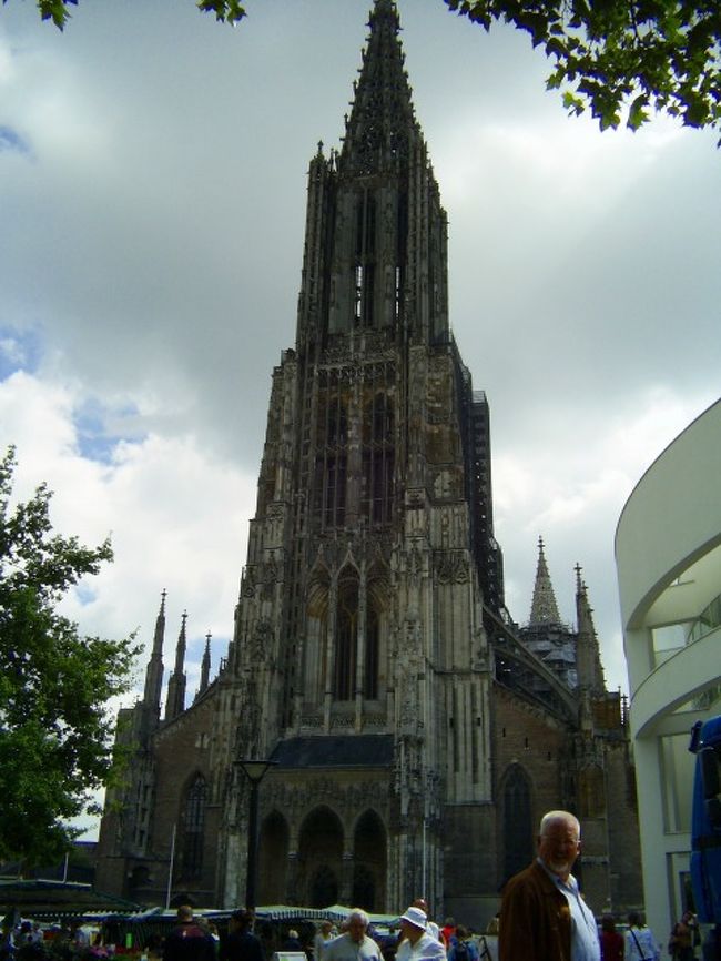 ドイツのメルヘン街道、「ウルム」と言う街の風景です。小さいながら雰囲気があります。<br /><br />ヨーロッパで一番高いカテドラルがある町です。<br /><br />町のはずれにある駐車場に車中泊。普通の駐車場だけどキャンピングカーなども駐車して観光している。