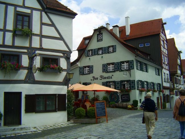 メルヘンを感じさせる町並みの中を歩いていると、まるで自分が中世の町の住人になったようで・・・。