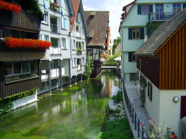 川面に映る家々。