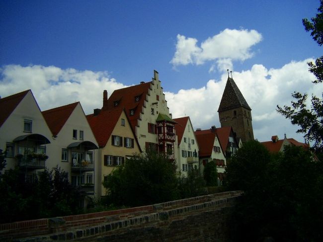 川沿いに建っている町並みの風景。