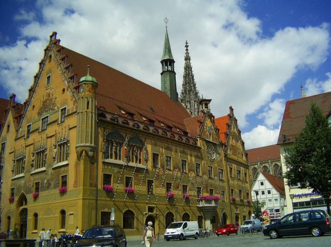 市庁舎はきれいな建物で天文時計が有名です。