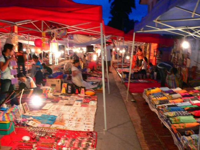 ナイトマーケット。<br />以前はメインストリートに繰り出していたけれど、今はわき道に引っ込んでいる。<br /><br />かわいい小物やスカート、鞄など所狭しと並べられている。<br /><br />品物が売れたときには、札束をパンパン！ラッキーラッキーという意味らしい。<br /><br />買い物はぐっと我慢をし、昨日行ったお店で１時間のフットマッサージをしてゲストハウスへ戻る。