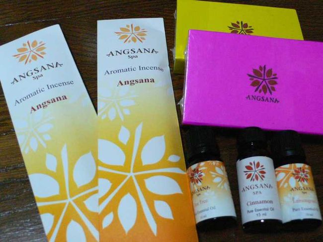 スパの後、アンサナギャラリーへ行く。<br />プロモーション月間で、商品がで２０％〜５０％ＯＦＦだったので色々買いました。<br /><br />ギャラリーのお兄さんは、ビンタン島から転勤になったインドネシア人。今度はドバイ勤務のオファーが出ているらしい。<br /><br />ムスリムの彼は、仏教の国ラオスで真面目にラマダンをしていたが、おなかがすいたとちょっと悲しげだった。