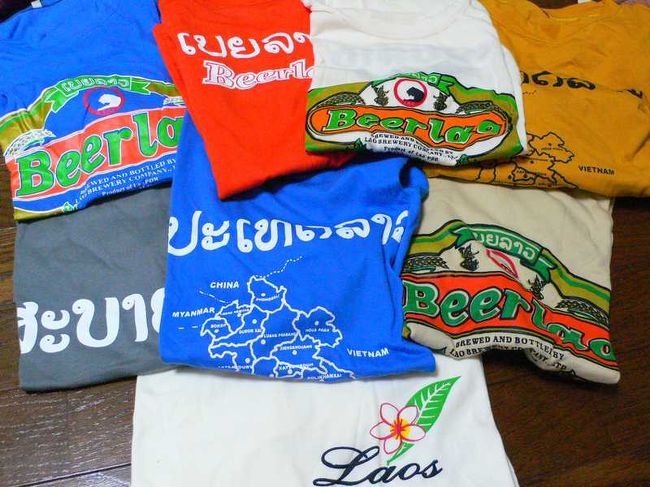 買いまくったＴシャツたち。<br />ラオ人は一枚17000kipで買っていたが、私達はこれだけ買っても19000kipまでしか下がらなかった。<br /><br />まだまだ交渉が甘いのかな。<br />