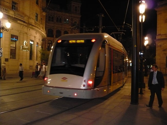 セビージャに市電が走っています、一昨年訪れた<br />時には無かったのに、コンスティトゥシオン通り<br />に誰も乗っていない市電が、驚きですスペインは<br />何をするにも５〜１０年かかるお国柄なのに２年<br />とは・・・シェルペスから１筋入ると以前の面影<br />が無くなり、セビジャらしくなくなった、残念。