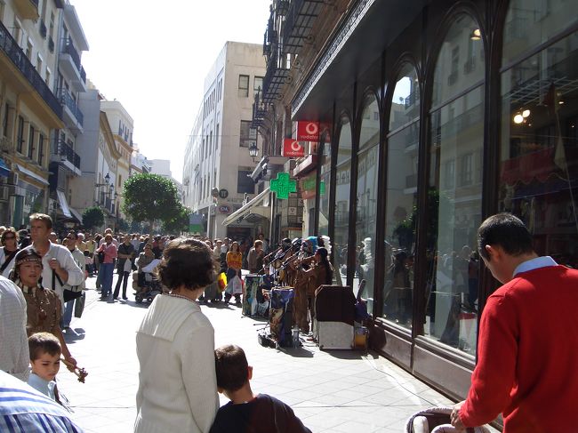 カジェ・シェルペスはいつも人にあふれて賑やか<br />で、大阪人の私は、ほ‘とします。