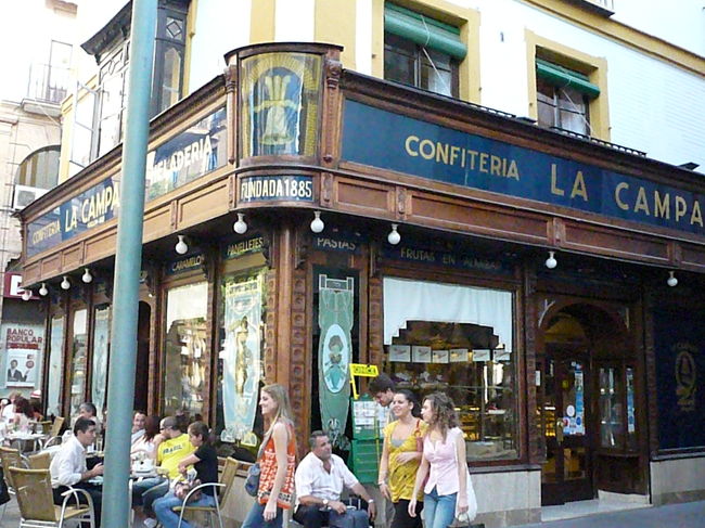 シェルペス通りの入り口にある、ケーキ店凄く<br />美味しい・甘ーいケーキとカフェコンレチェで<br />足を休めるのにはぴったし。