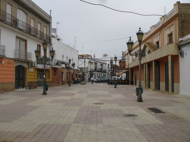 閑散としたパセオにつづく路、セニョーラに路<br />を尋ねたら、銅像までついてきてくれる。