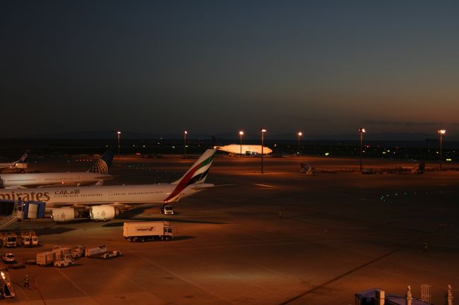 夜のセントレアを旅立ちます。<br />Jetstar★の出発時間は約30分程遅れることに。<br /><br />航空券にはサービス情報が記載されていて、<br />サービス（機内食、アメニティーなど）の際にアテンダントさんへ見せる必要があります。<br /><br />普段は半券を自分が持つのですが、今回は大きい方の券を持つことになりました。