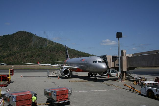 メルボルン行きの出発までケアンズ空港で約7時間待ち。国際線ターミナルと国内線ターミナルは別で、てくてく歩いていくことに。